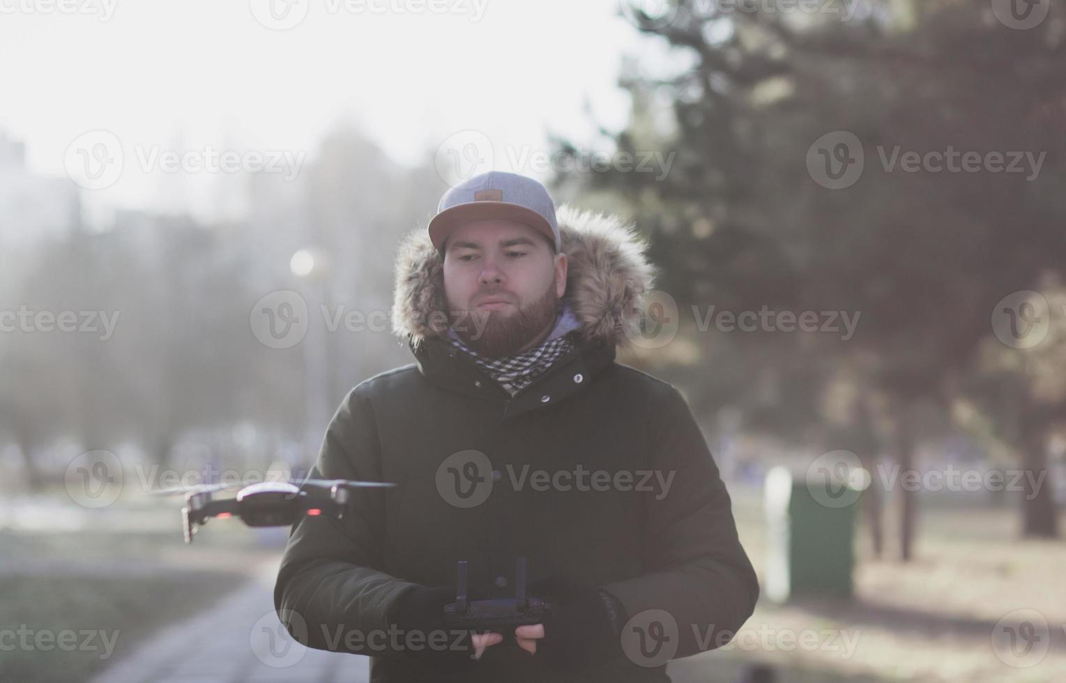 man in pet met vliegende drone foto