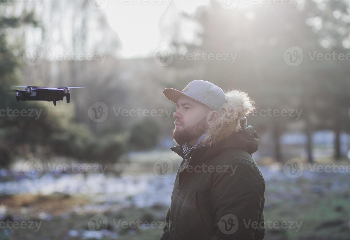 man vliegt met draadloze drone foto