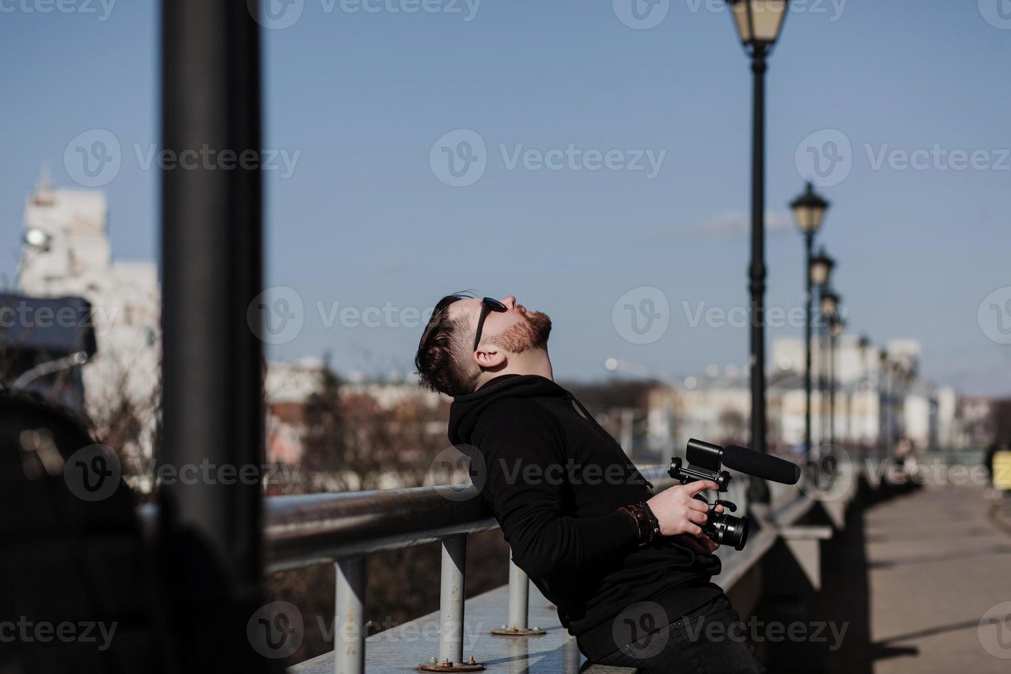 bebaarde man met een camera foto