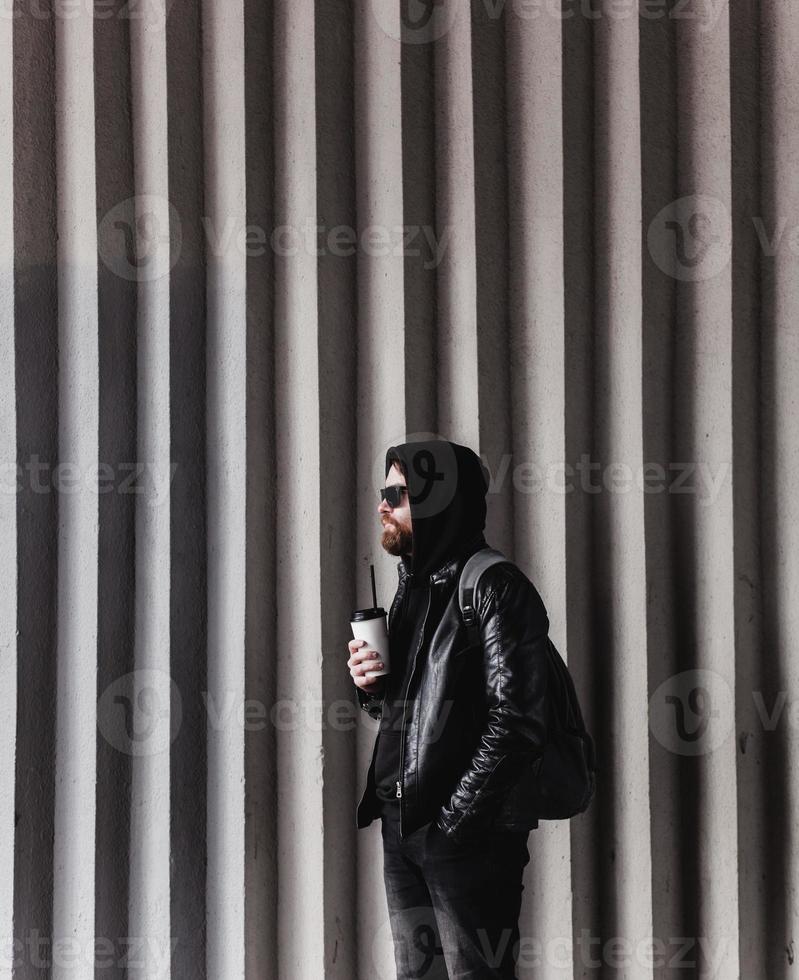 bebaarde man in zonnebril met koffie foto