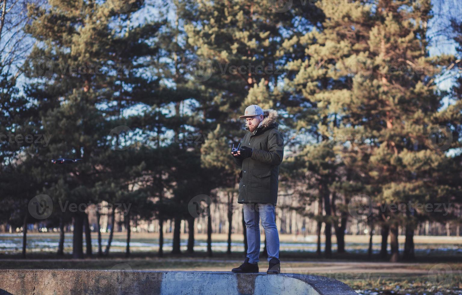 hipster man piloot drone in park foto