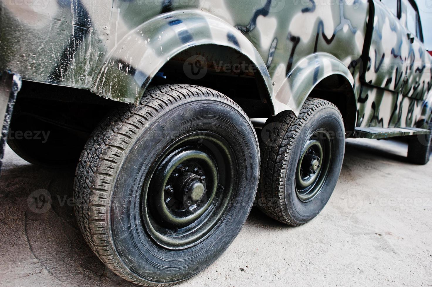 twee dubbele wielen bij militaire vrachtwagen jeep auto foto