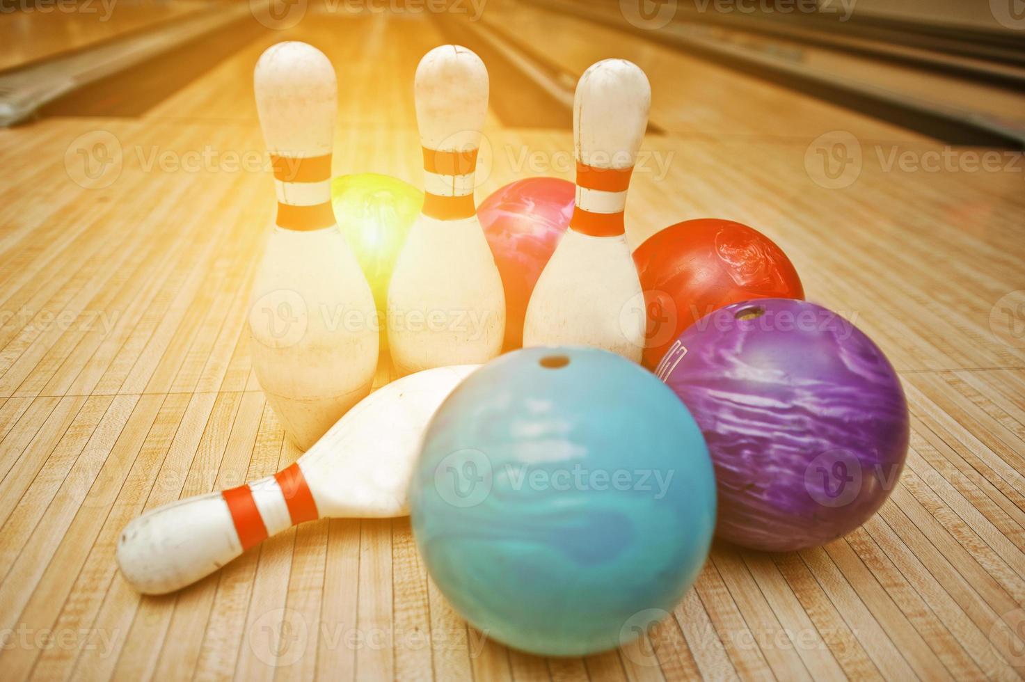vier pinnen met vijf bowlingballen foto