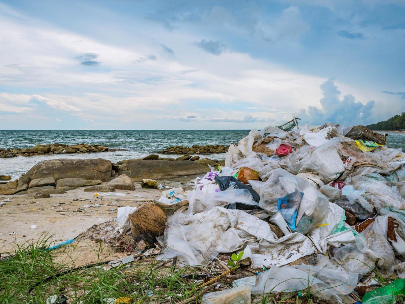 afval op het strand, milieuvervuiling in het hoogseizoen van reizen, conceptfoto foto