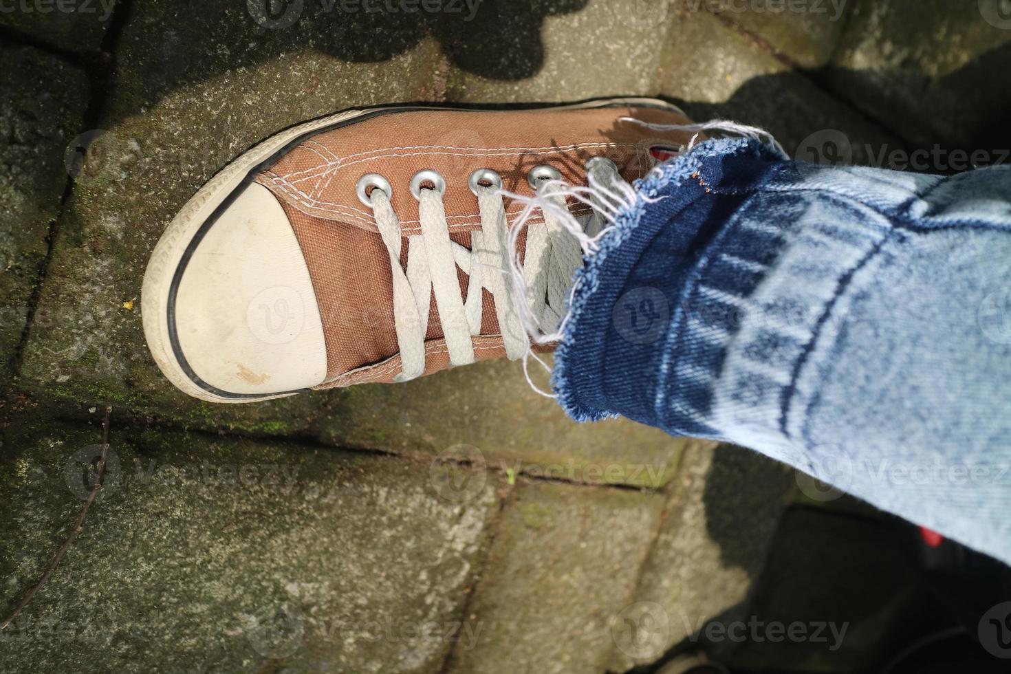 bruine schoenen met witte veters foto