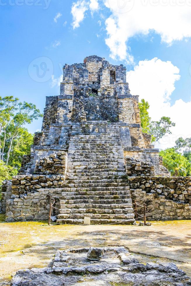 oude Maya-site met tempelruïnes piramides artefacten muyil mexico. foto