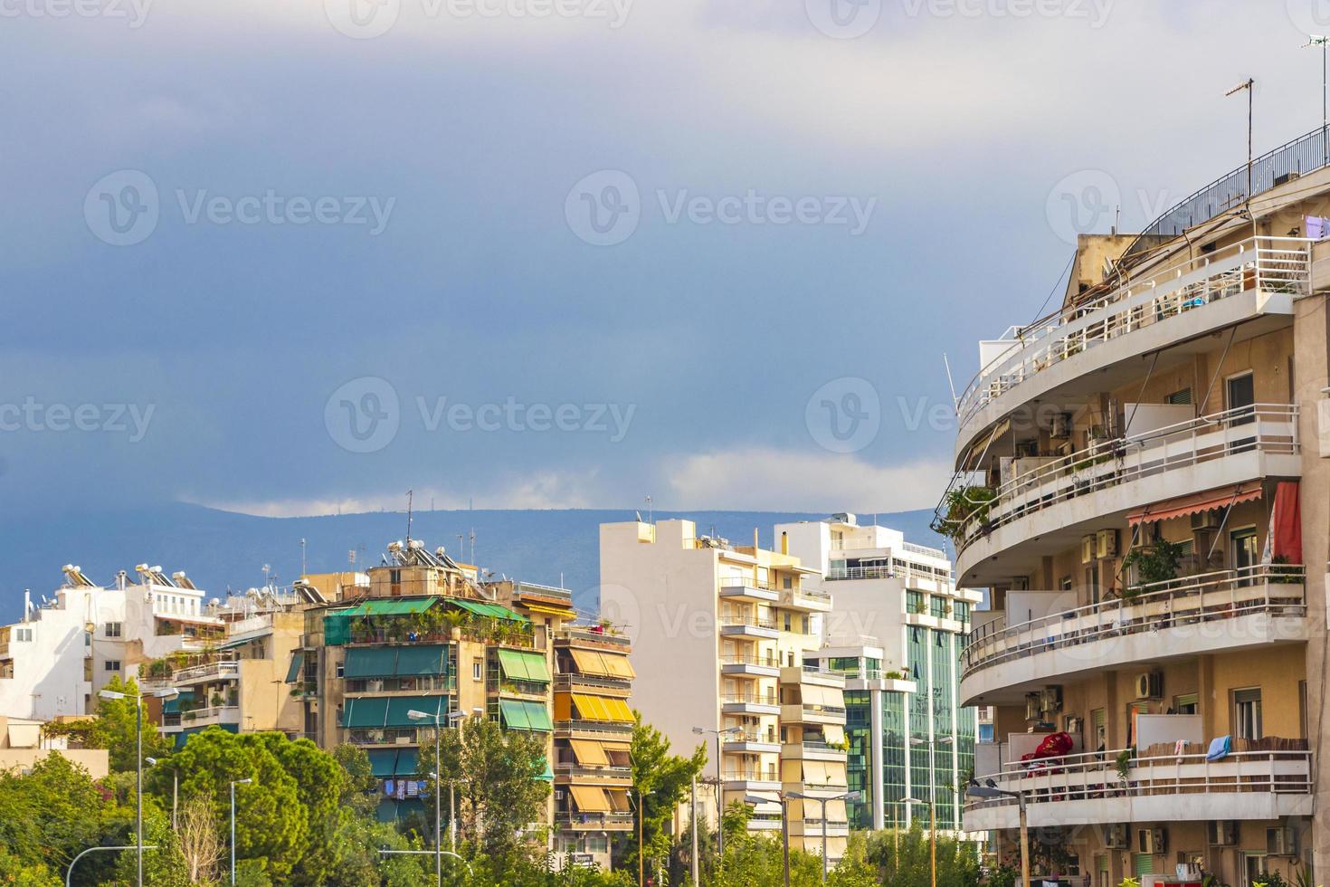 donkere zwarte onweerswolken boven het panorama van de Griekse stad Athene Griekenland. foto