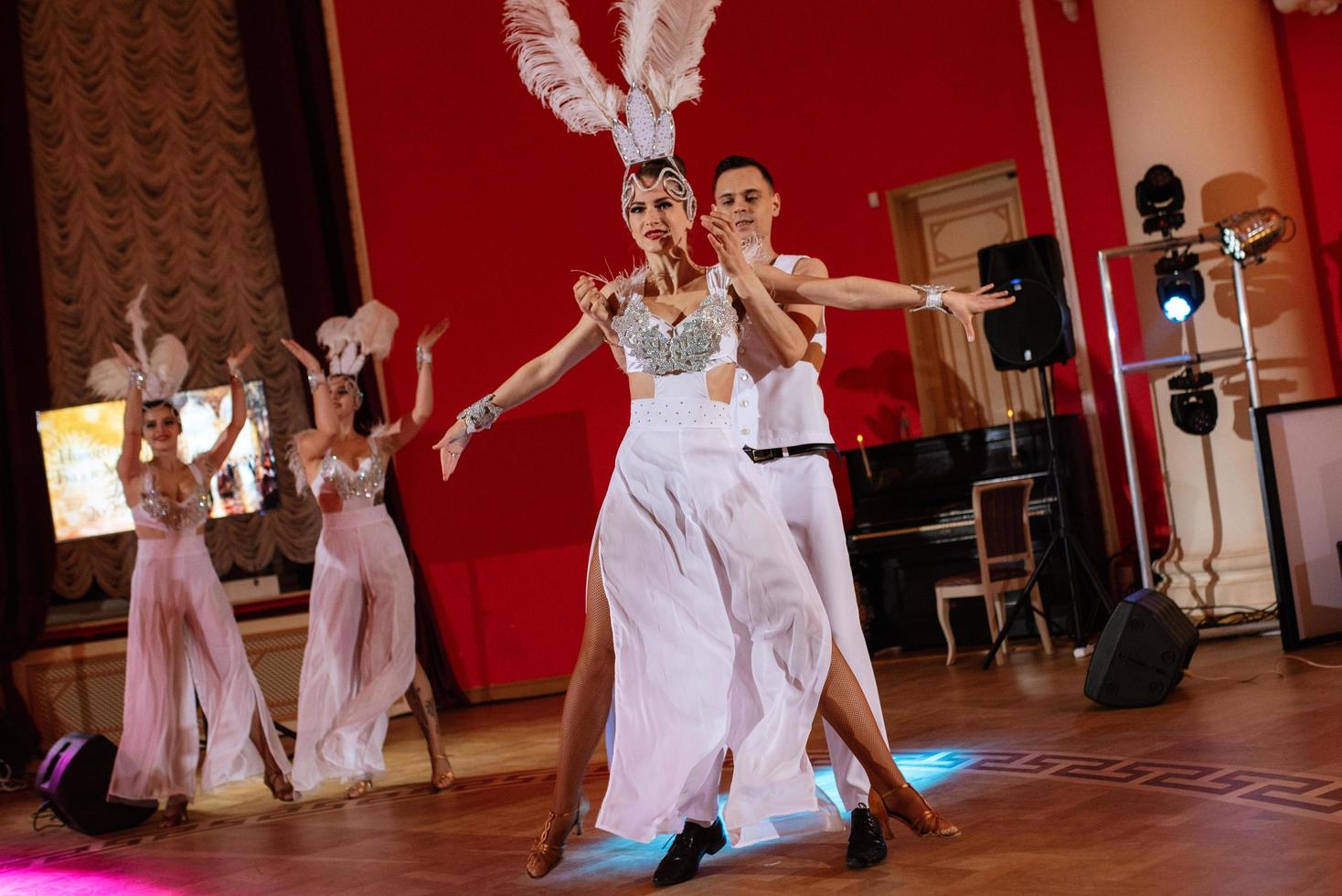 uitvoering van een showballet van een dansgroep van acteurs foto