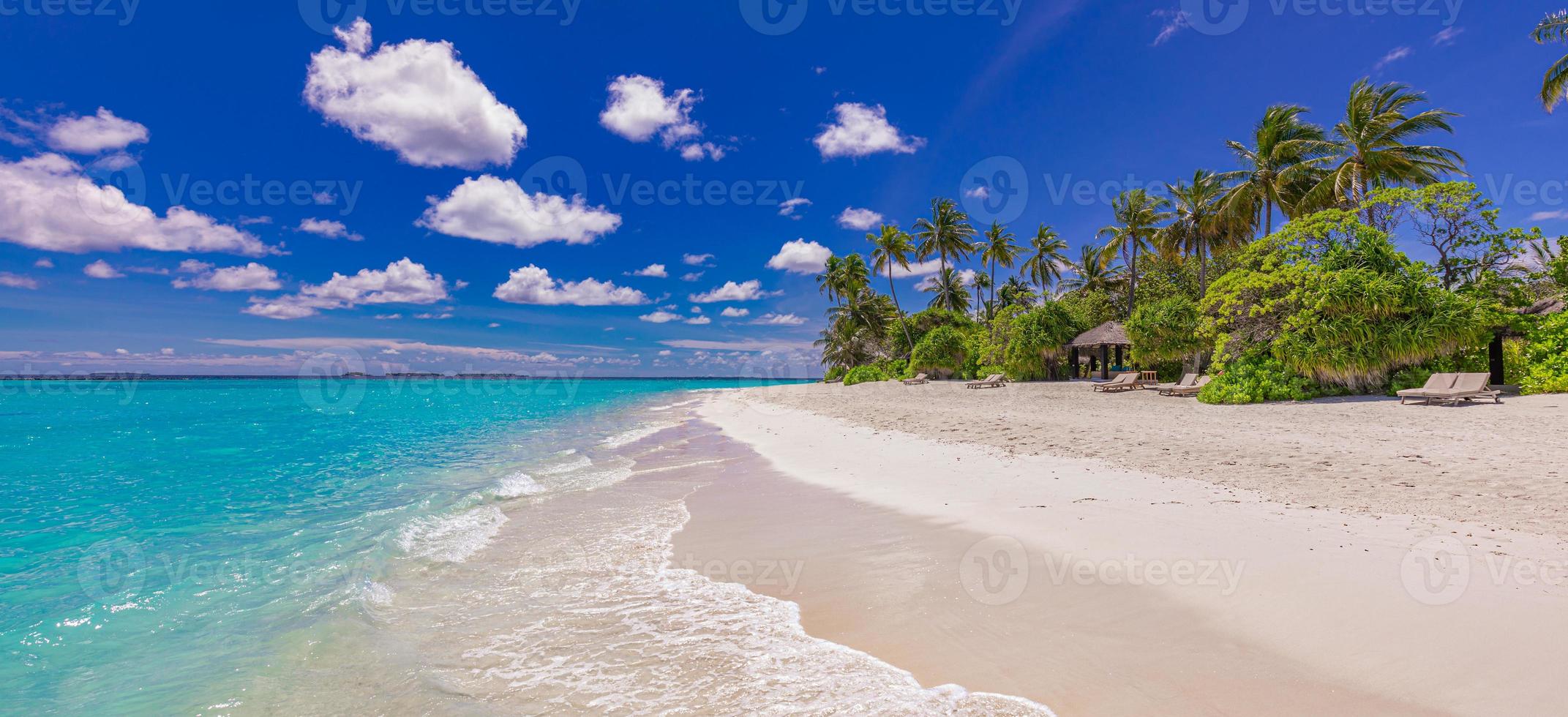 tropisch resorthotel strandparadijs. geweldige natuur, kust, kust. zomervakantie, reisavontuur. luxe vakantielandschap, prachtige oceaanlagune, blauwe luchtpalmen. ontspannen idyllisch strand inspireren foto