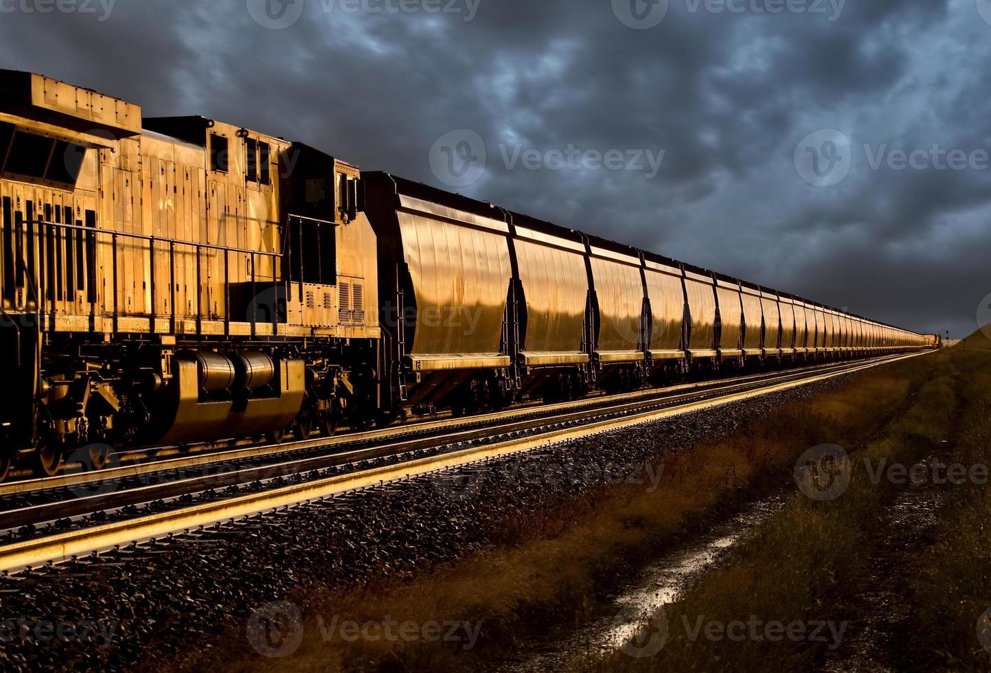 trein bij zonsondergang foto