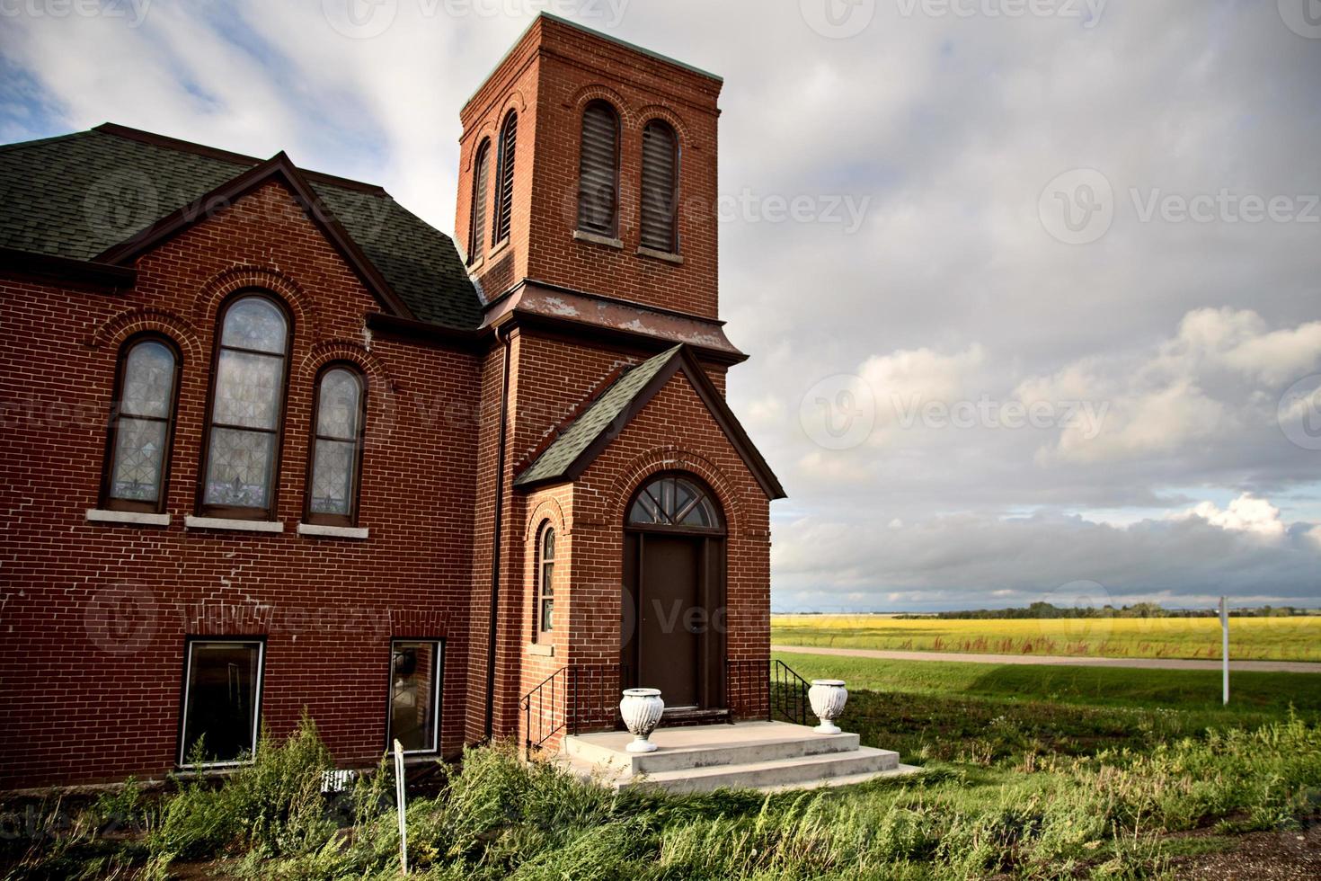 landelijke bakstenen kerk foto