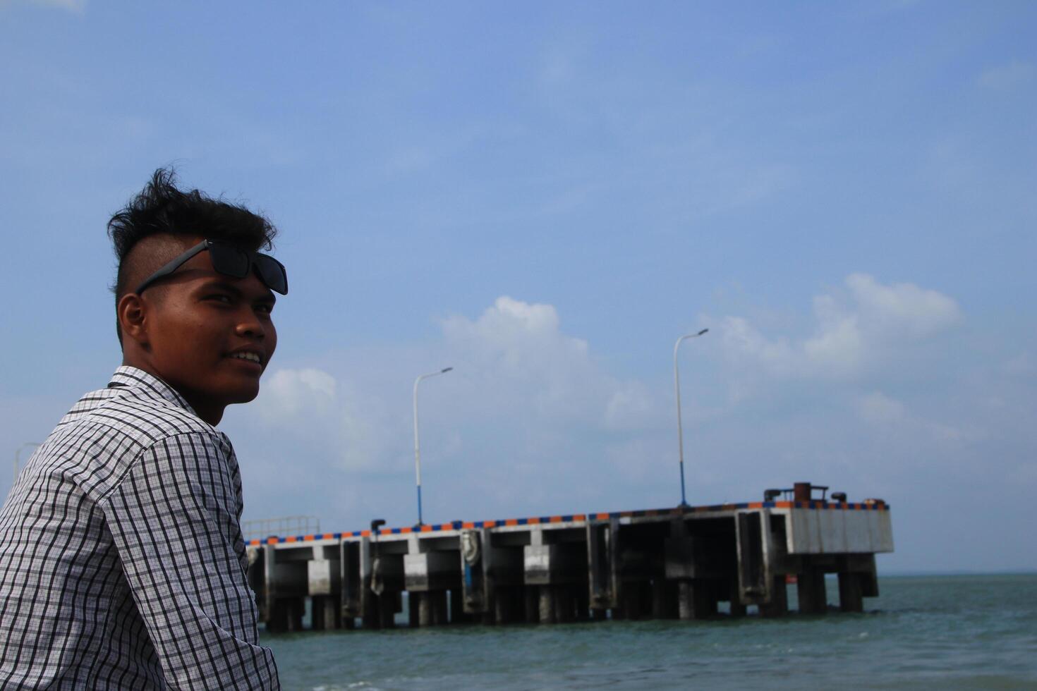 diverse scheepsactiviteiten in de haven van sri bintan pura in de stad tanjung pinang namelijk aan de westkust van het eiland bintan foto