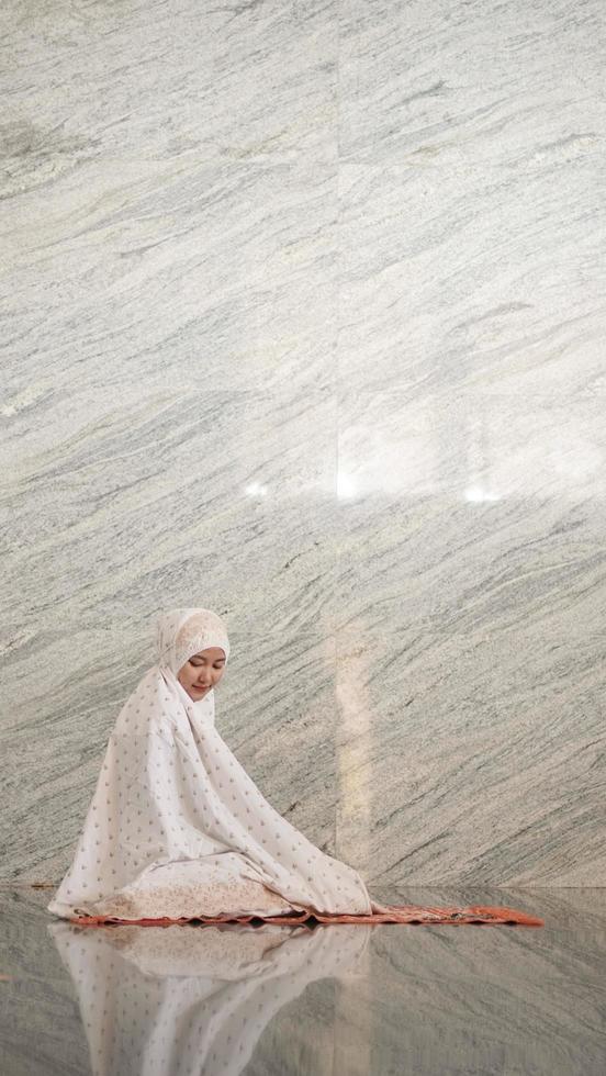 Aziatische moslimvrouwen bidden in de moskee foto