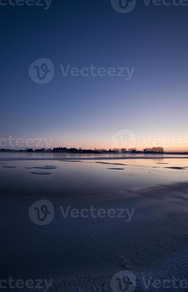 zonsondergang op bevroren meer foto