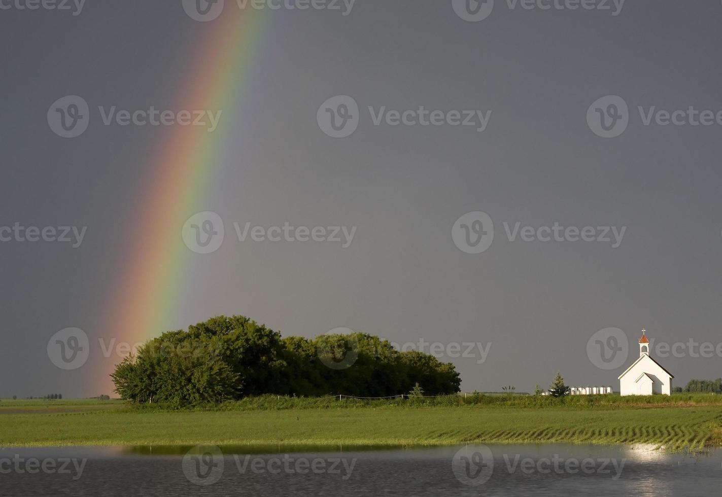 land kerk en regenboog foto