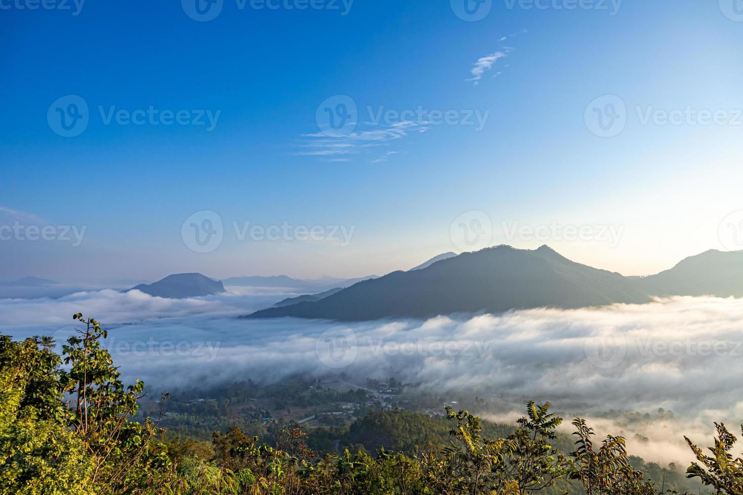 zee van mist bedekt het gebied op de top van de heuvel doi phu thok, chiang khan, loei, thailand met achtergrond van zonsopgang in de winter. foto