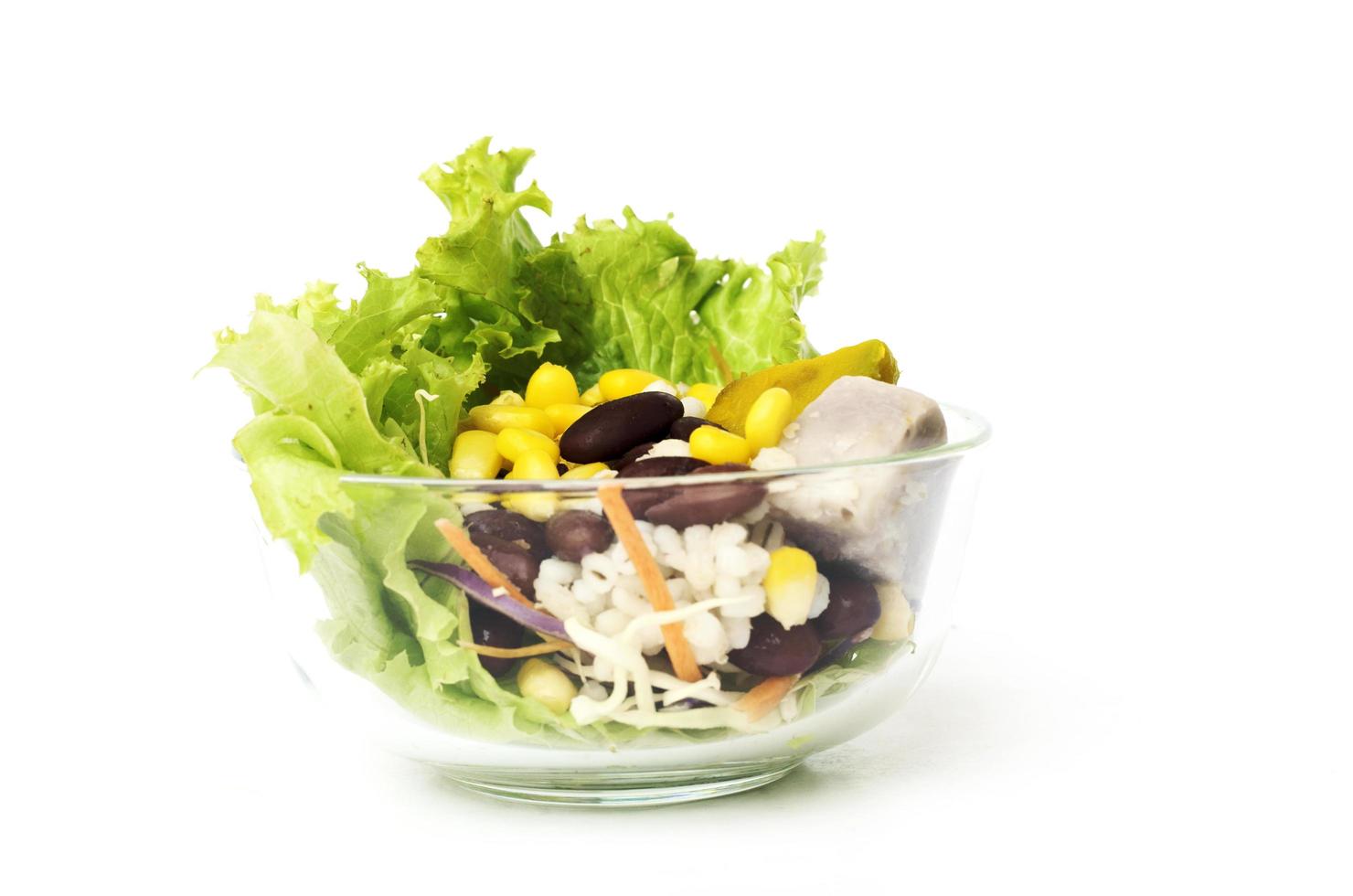 groenten sald gezondheid voedsel close-up op witte achtergrond foto
