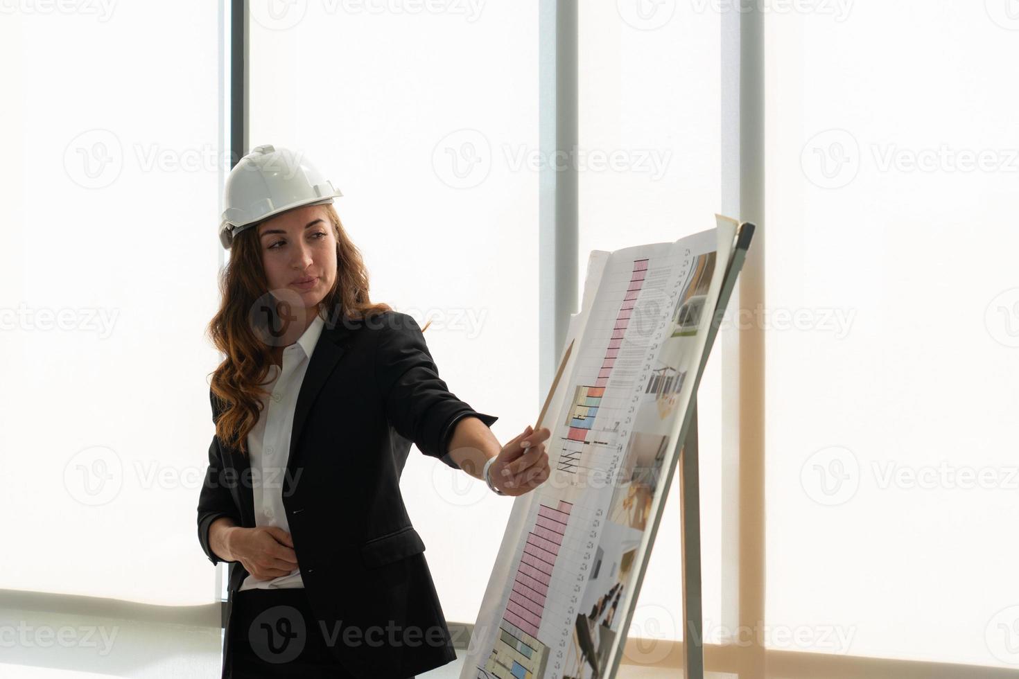 portret van een jonge ingenieur die een bouwplan presenteert foto