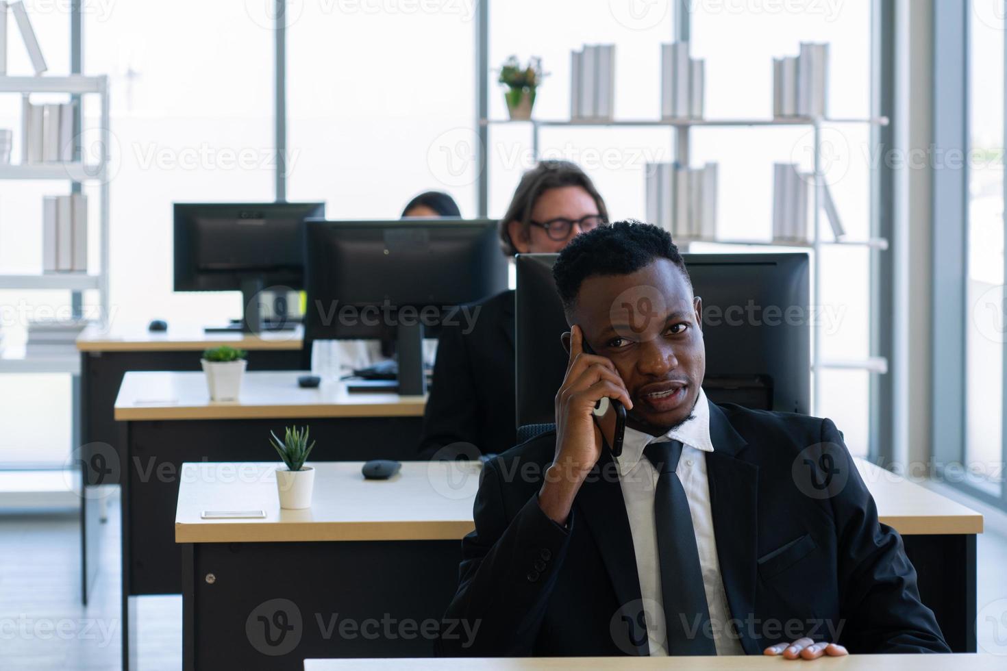 medewerkers werkzaam in het kantoor van internationale corporate foto