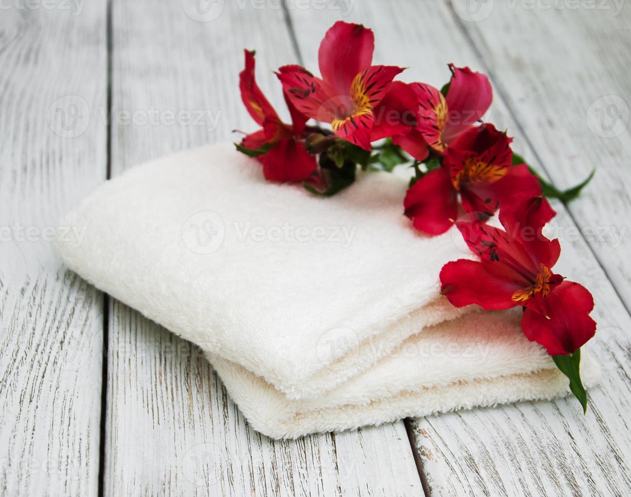 spa handdoeken en alstroemeria bloemen foto
