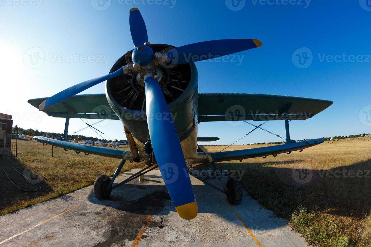 oud vliegtuig staat in het veld foto