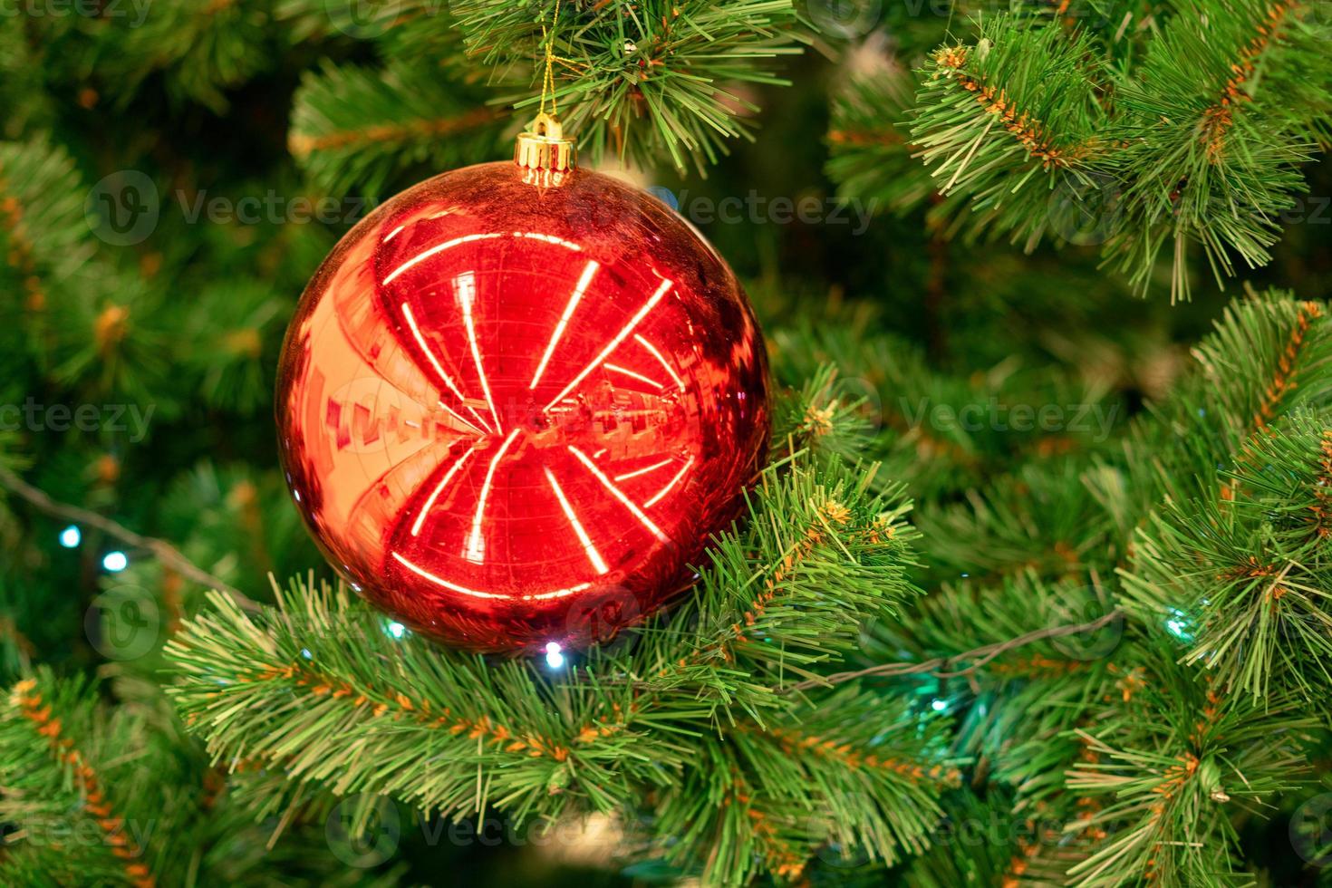 rode ballen op de kerstboom foto