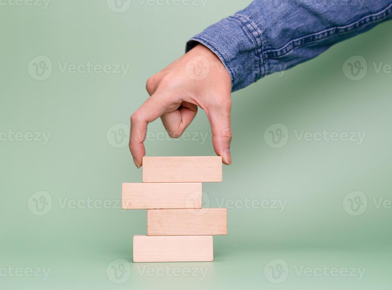 leeg houten blok met zakelijke hand foto