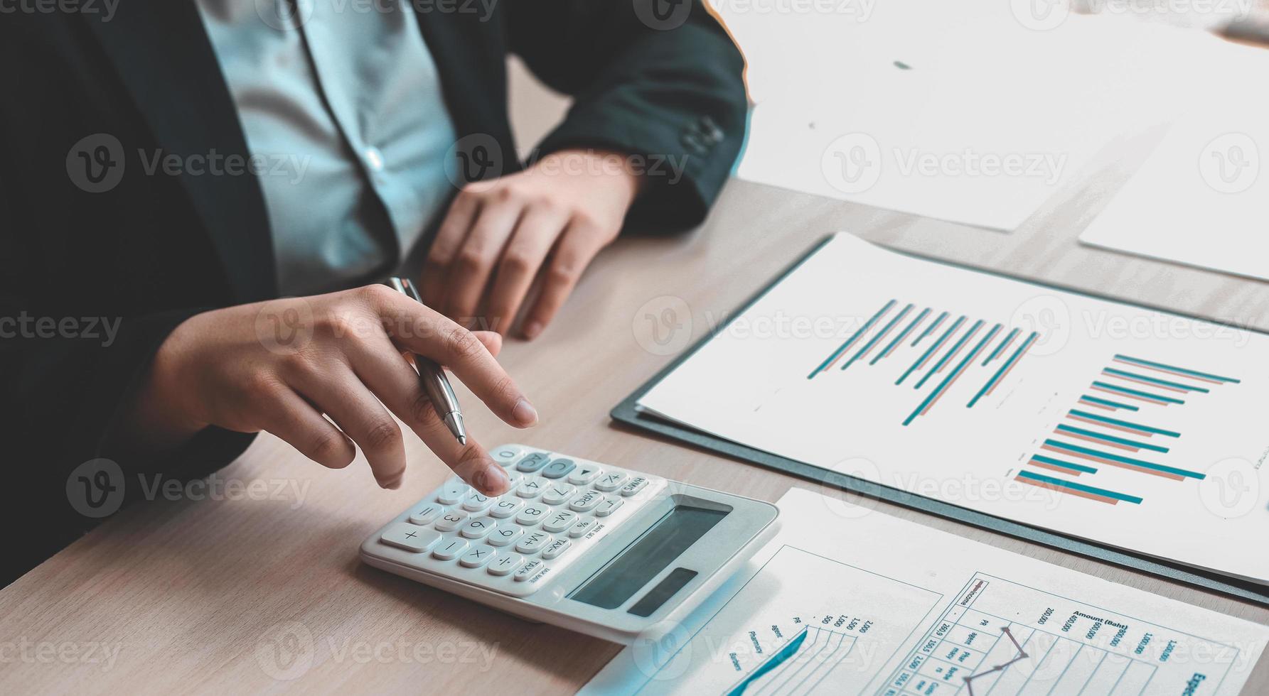 boekhoudkundige zakenmensen berekenen inkomsten-uitgaven en analyseren vastgoedinvesteringsgegevens, gericht op de voortgang en groei van het concept van het bedrijf, de financiële en fiscale systemen. foto
