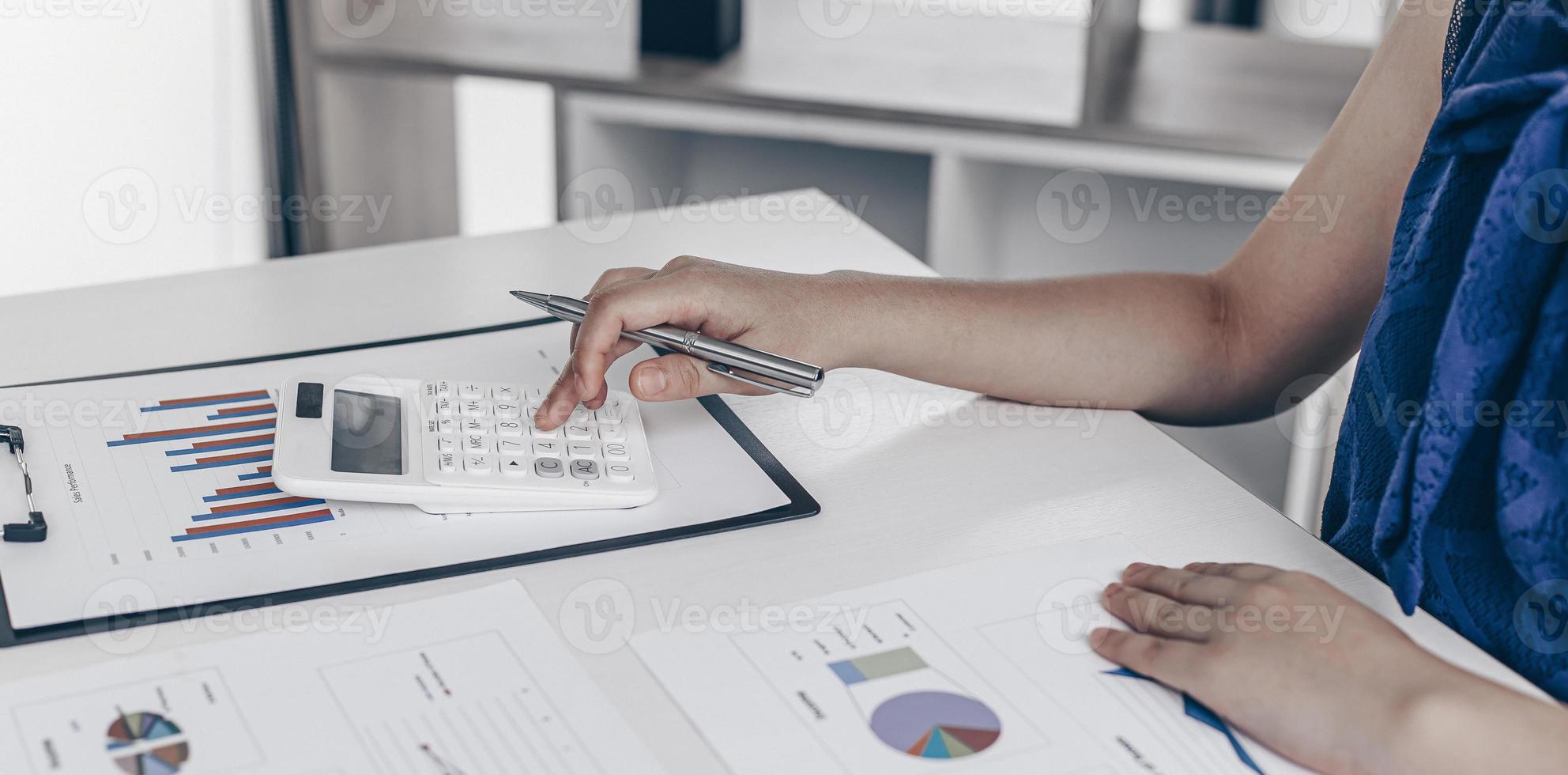 boekhoudkundige zakenlieden berekenen inkomensuitgaven en analyseren vastgoedinvesteringsgegevens, financieel en fiscaal systeemconcept. foto