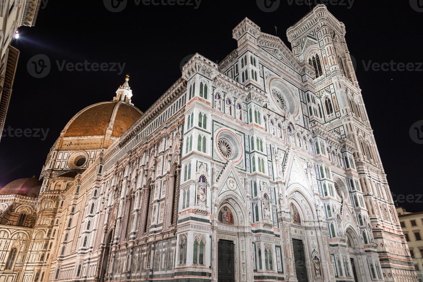 Italië, Florence bij nacht. de verlichte architectuur van de buitenkant van de kathedraal. foto