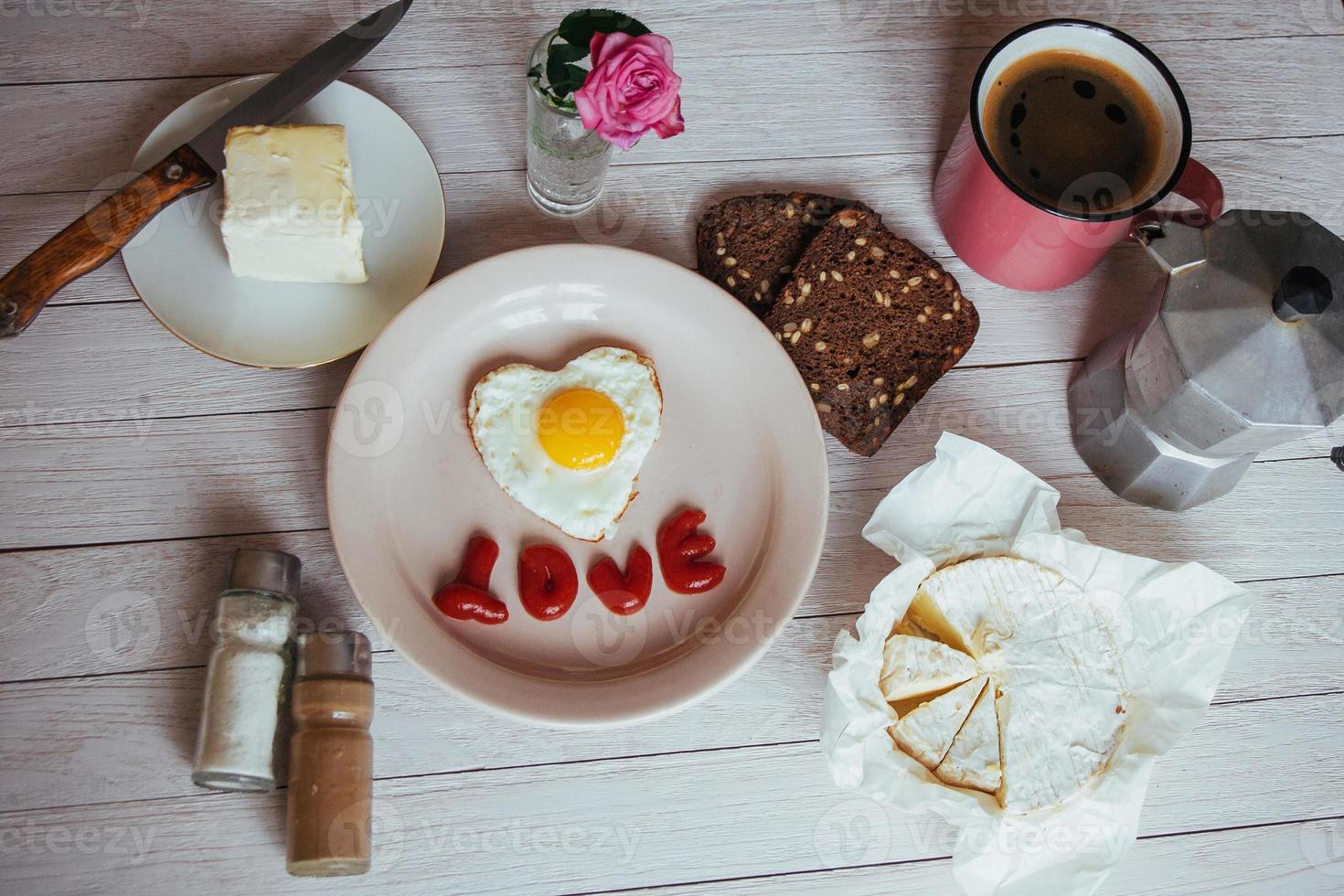 gebakken ei met ketchup en kaasbrie. smakelijke geurige koffie in de ochtend foto