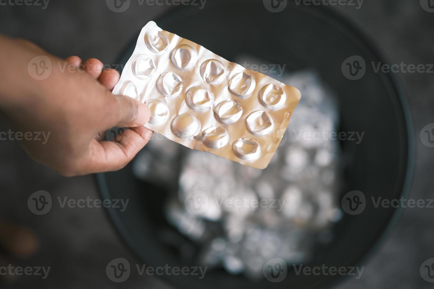 bovenaanzicht van pillen en blisterverpakkingen in een bak foto