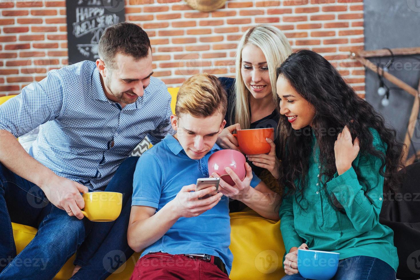 groepsportret van vrolijke oude vrienden communiceren met elkaar, vriend poseren op café, stedelijke stijl mensen die plezier hebben, concepten over jeugd saamhorigheid levensstijl. wifi verbonden foto