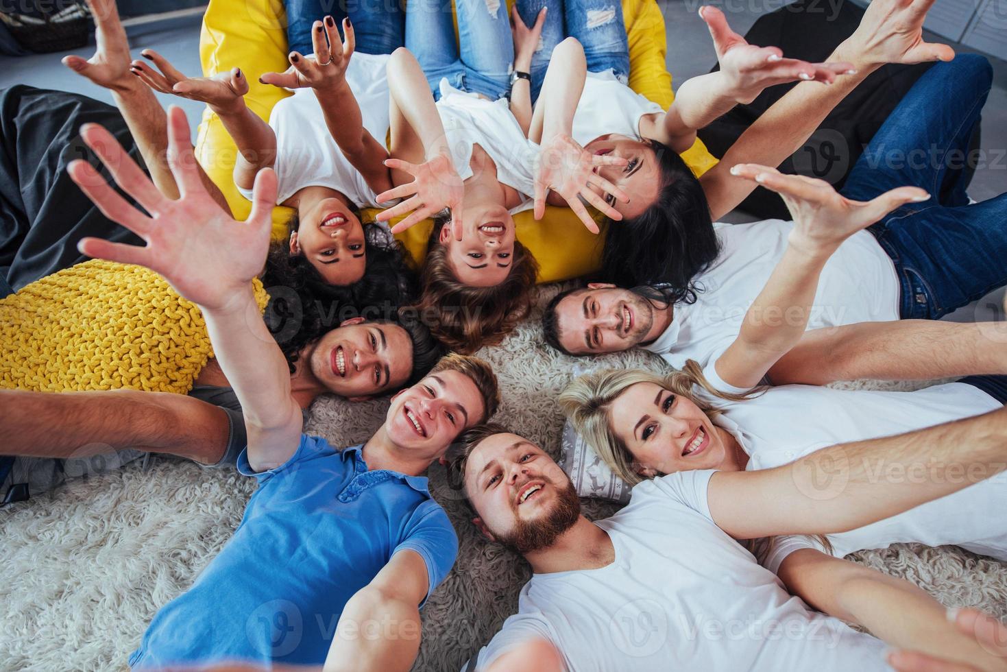 groep mooie jonge mensen doen selfie liggend op de vloer, beste vrienden meisjes en jongens samen plezier, poseren emotionele levensstijl concept foto