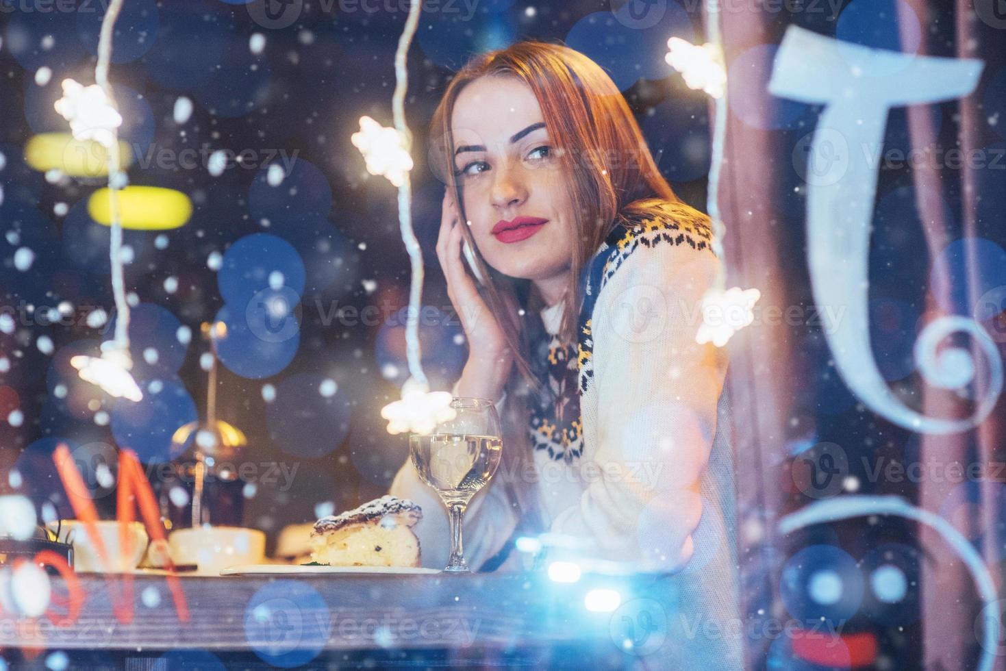 jonge mooie vrouw zitten in café, wijn drinken. Kerstmis, Nieuwjaar, Valentijnsdag, Wintervakantie concept foto