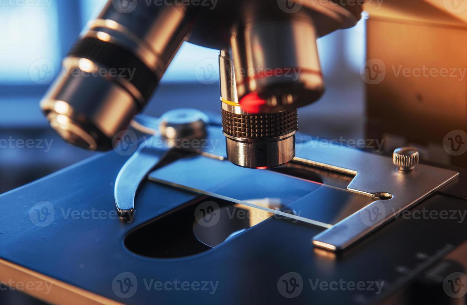 laboratorium, microscoop voor chemiebiologie testmonsters, medische apparatuur, wetenschappelijke en gezondheidszorgonderzoeksachtergrond. foto