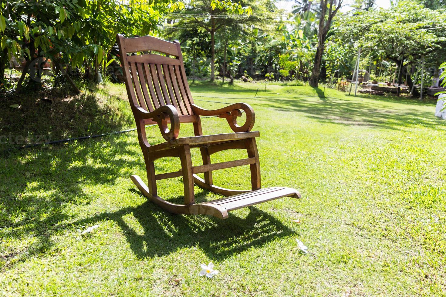 lege schommelstoel over gras foto