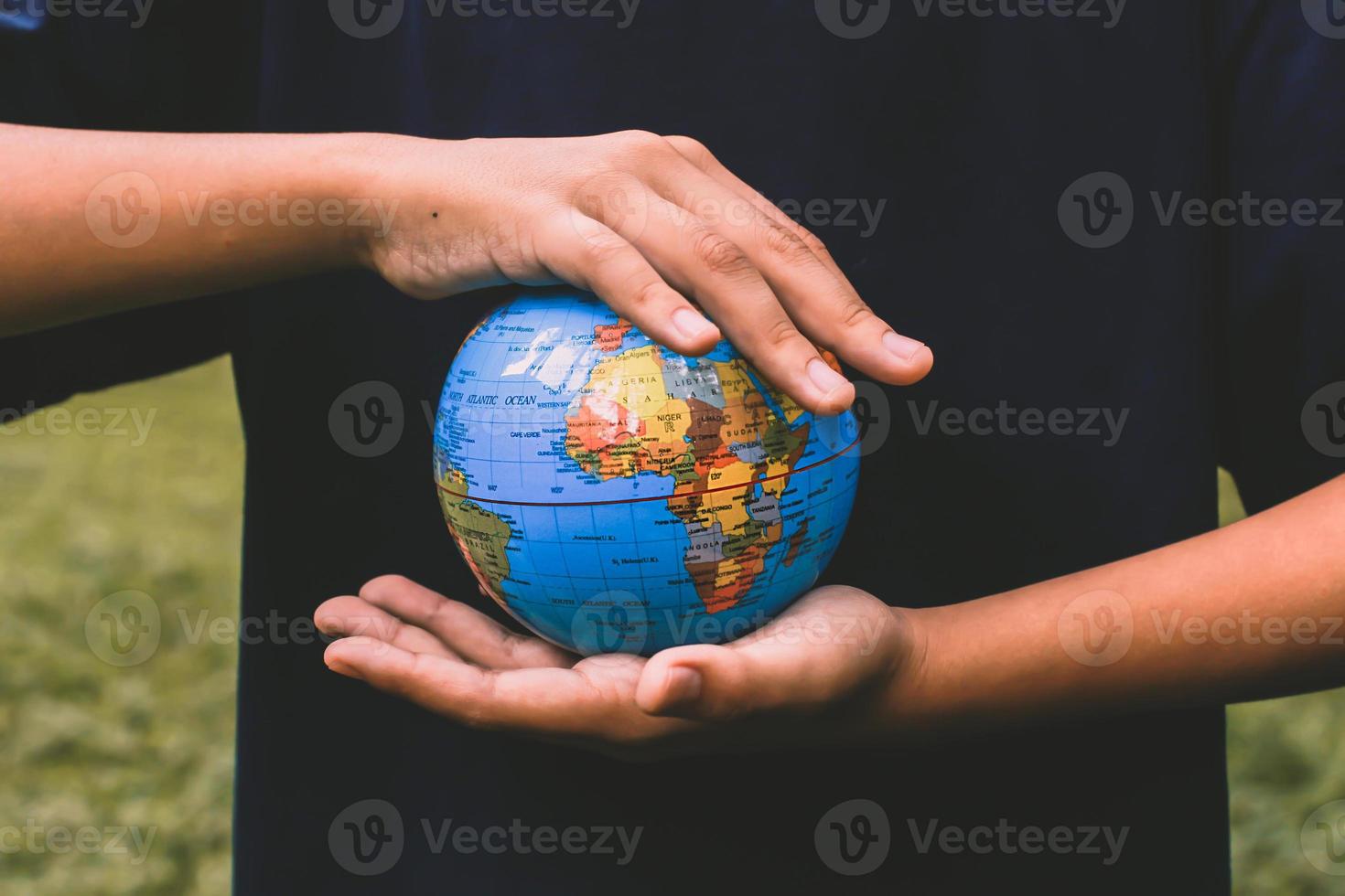 menselijke handen met aarde planeet foto