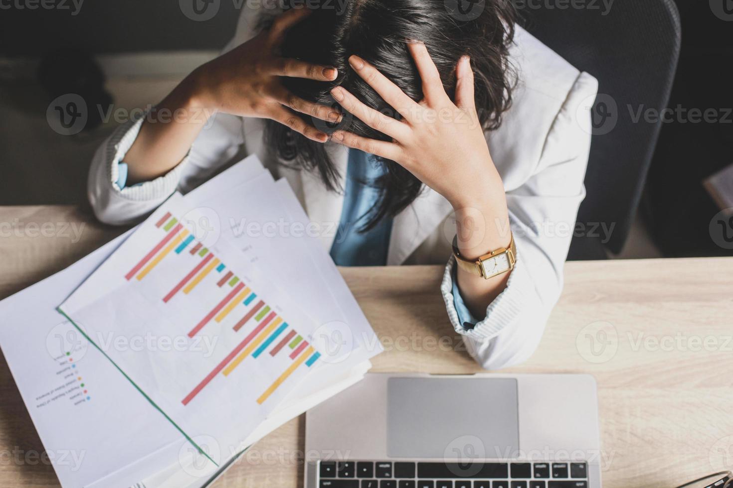 stressvolle vrouwelijke werknemer op het werk met rommelig bureau. vermoeide zakenvrouw die zich gestrest voelt, overwerk, kantoorsyndroom, zakelijk probleem foto