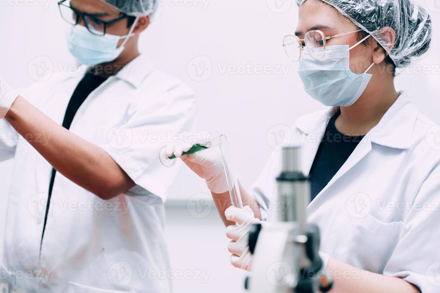 wetenschappers die een experiment uitvoeren in een laboratorium. nationale wetenschapsdag, wereldwetenschapsdag foto