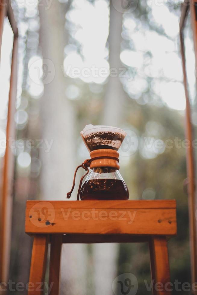 v60 koffie op de houten tafel met onscherpe achtergrond foto