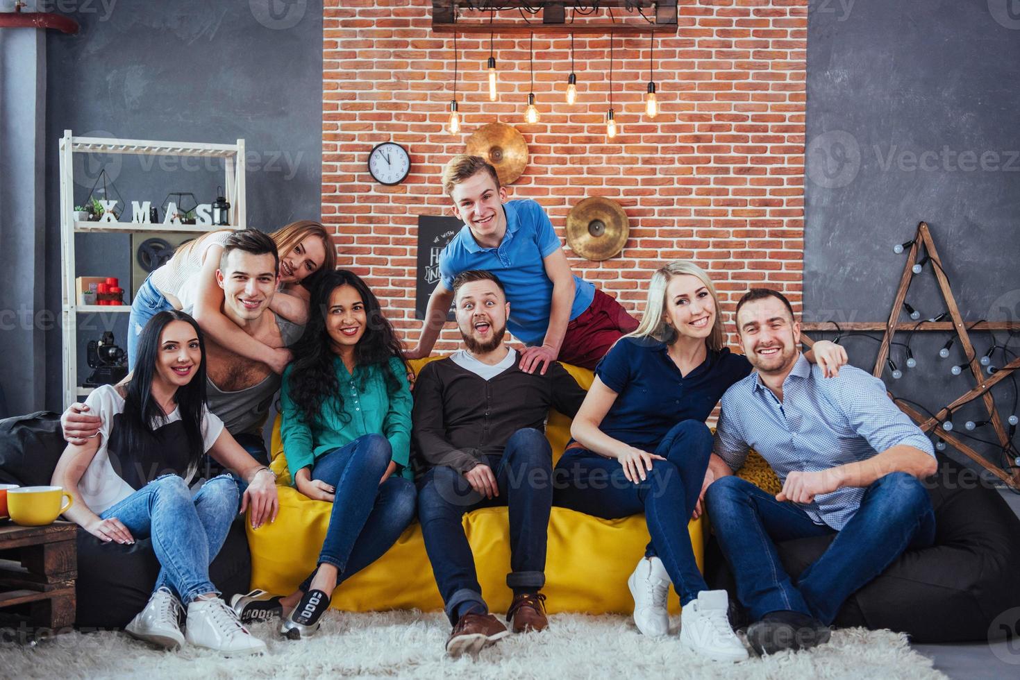 groepsportret van multi-etnische jongens en meisjes met kleurrijke modieuze kleding met vriend poseren op een bakstenen muur, stedelijke stijl mensen die plezier hebben, concepten over jeugd saamhorigheid levensstijl foto