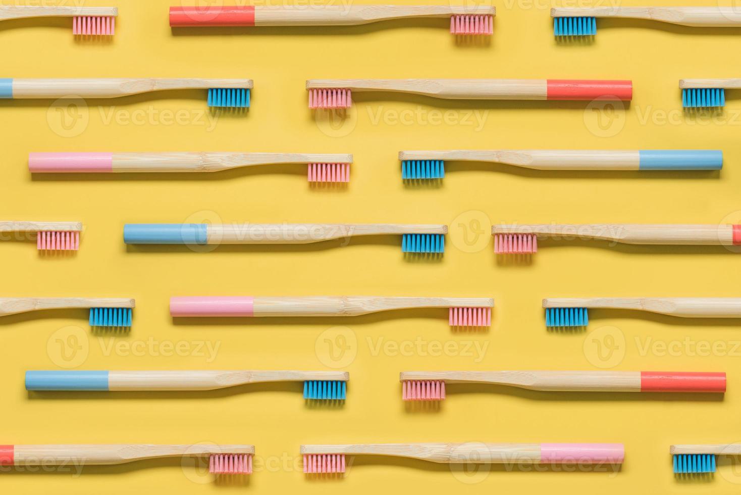 in elkaar grijpende kleurrijke bamboe tandenborstels foto