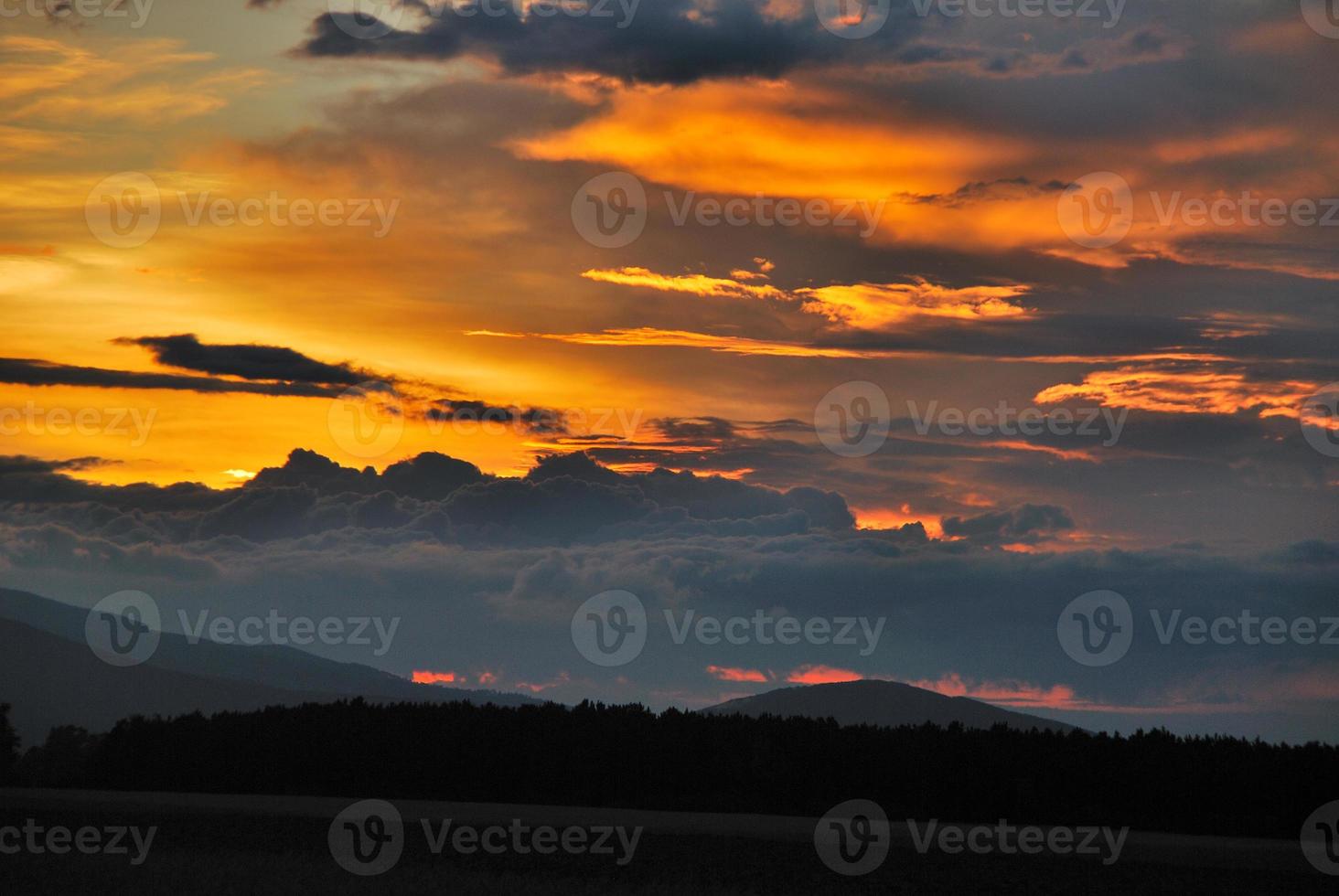 prachtige zonsondergang in de bergen foto