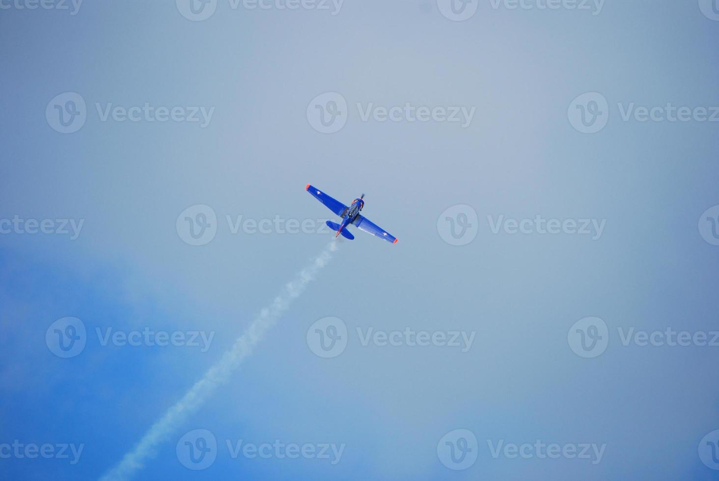 blauw vliegtuig op blauwe lucht foto