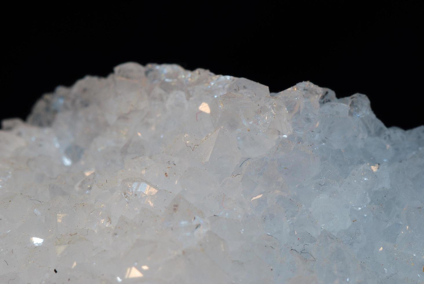 mooie blauwe transparante bergkristal met zeer kleine foto