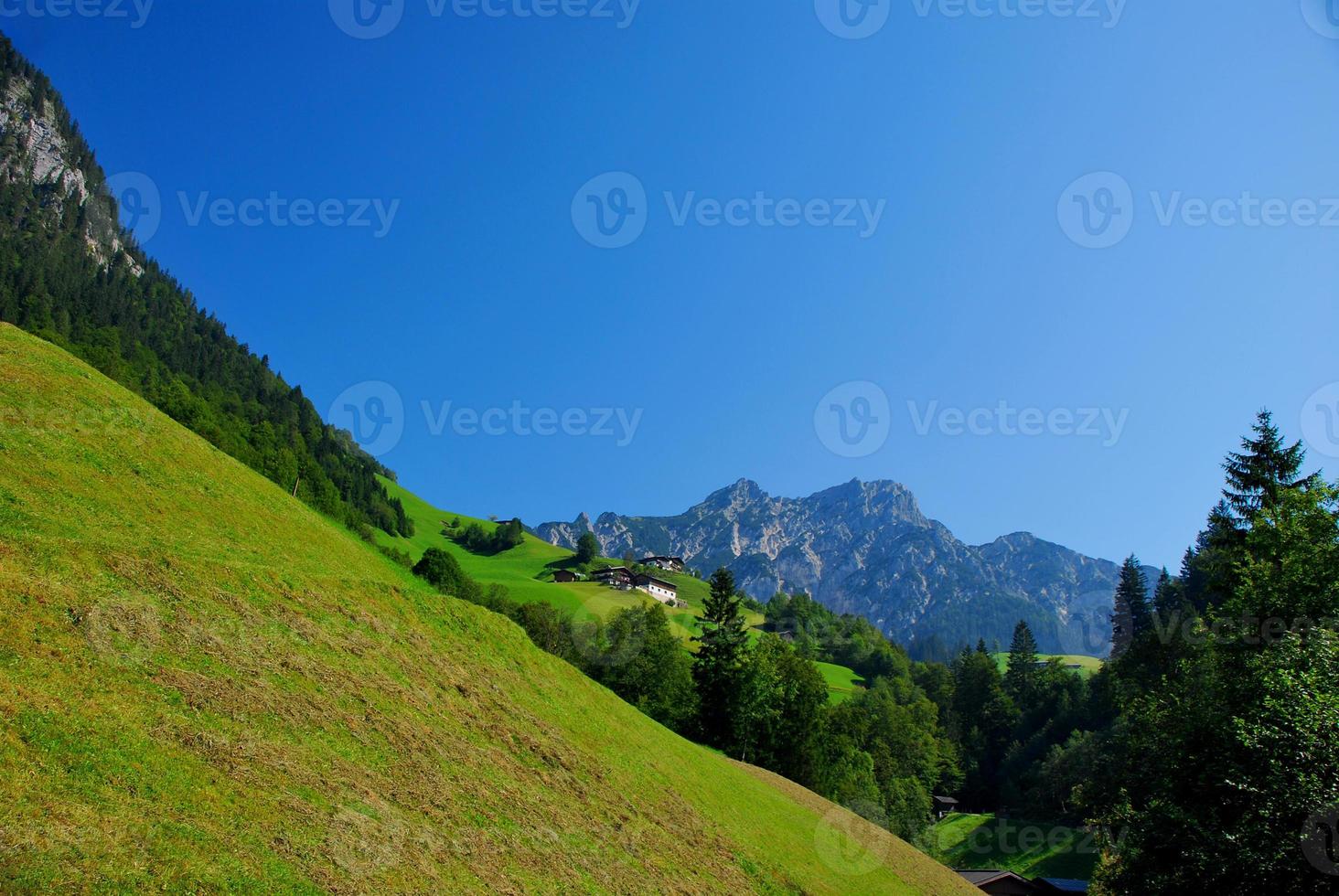 steile berg met blauwe lucht foto