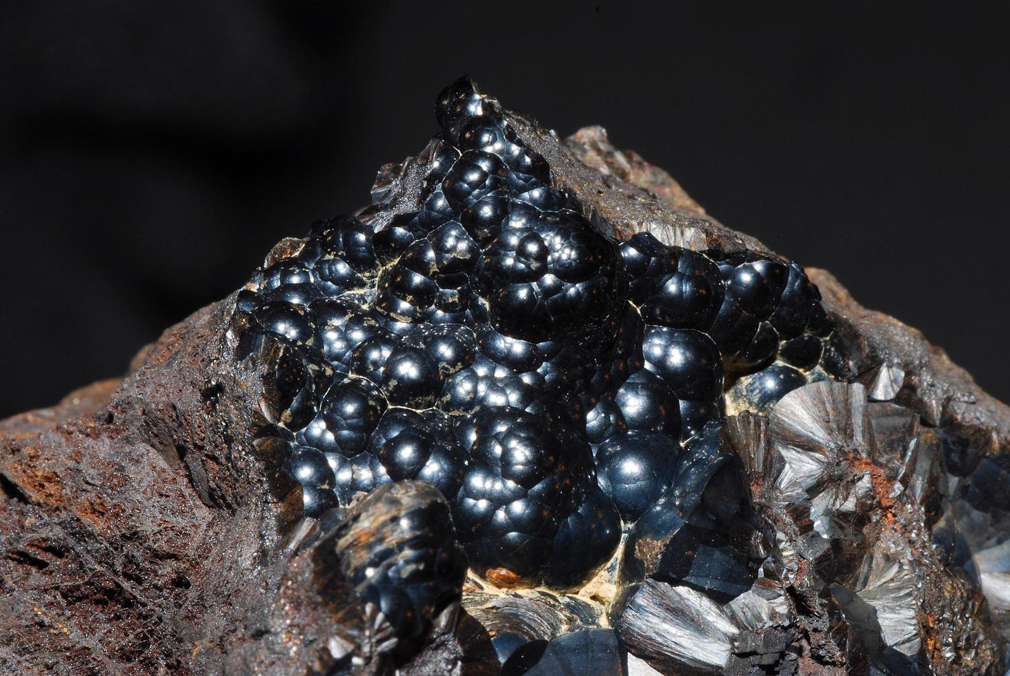 mooie zwarte glazen kop ijzeren gesteente mineralen foto