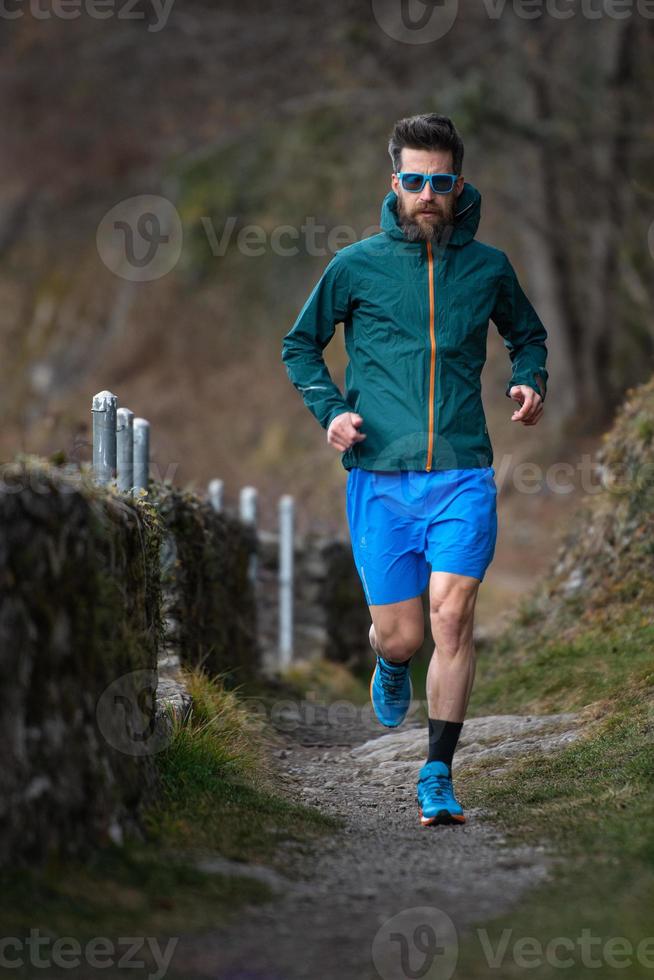 voorbereiding op de marathon op een landweg foto