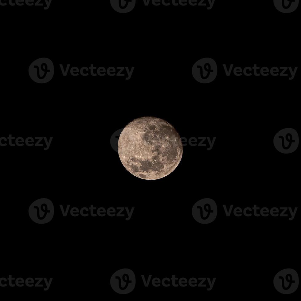 maan in de donkere lucht foto